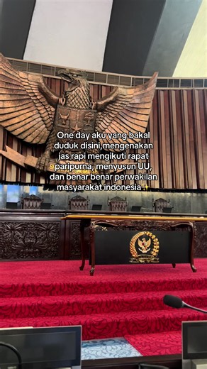 Manifesting: Duduk di Rapat Paripurna dan Mengenakan Jas Rapi