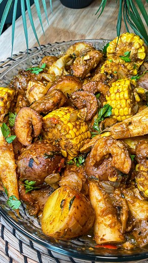 Jenna | Plant Based Food on Instagram: "Plant-based Seafood Boil Bag 🥘 - an great alternative made with king oyster mushrooms, heart of palm taking the place of seafood so we can enjoy the flavours! In the world of options this recipe is a must try 💛✨ You can find the full recipe in my eBook, "Flavours & Beyond." Check the link in my bio 💛 . . . . . . . . . . . . . . . . ."