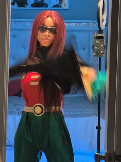 Starfire in the Robin costume 😎❤️