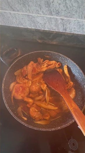 Chuletas de pavo Encebollado.