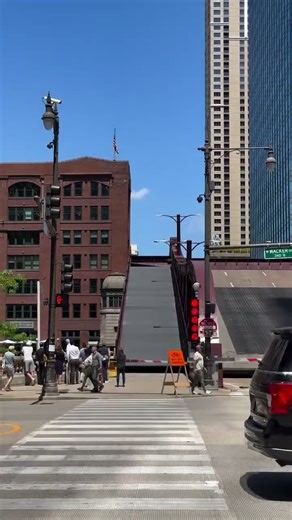 Chicago Bridge Lift Explained | How the Bridges Rise for Sailboats & When It Happens