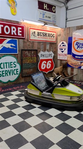 Eight o'clock central standard time on porcelain sign trader | Ron Morton