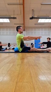 201K views · 1.7K reactions | Faire des abdos facilement avec le petit ballon !✨️ #pilates #mobility #pilatesworkout | Fabien Pilates | Facebook