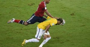 Neymar recorda lesão de 2014, revela que não sentia as pernas após golpe e diz que quase parou de andar