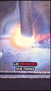 Aprende a soldar con electrodo de manera fácil y rápida. En este video te explico los movimientos básicos que todo chispero debe dominar para lograr cordones uniformes y una soldadura bien aplicada. Ideal si estás empezando y quieres mejorar tu técnica sin complicarte. Recuerda que si quieres aprender desde cero y avanzar más rápido, entra al link de mi perfil para acceder al curso completo de soldadura #soldadura #soldaduraprofesional #soldaduraindustrial #welding #weldinglife #weldingtips #bri