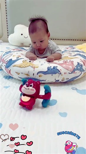 宝宝刚满两个月抬头就很棒了，多亏了这个翻滚的小熊，能练习抬头和追视，宝宝看的目不转睛的 #母婴好物 #宝宝玩具 #toys #toy #baby #funny #toysvideo #shorts