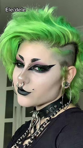 Tutorial de maquiagem goth simples com toques de roxo e brilho