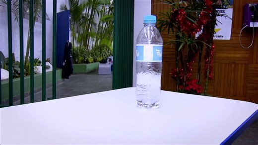 Conheça o desafio da garrafa, mania que se espalhou pelo Brasil inteiro