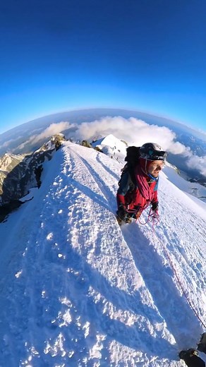 Ale Foronda, alpinista y escalador on Instagram: "La falta de oxígeno en las alturas reduce el ritmo al que funciona nuestro cerebro. Esto no solo se traduce en una ralentización de nuestros pensamientos si no que también existe una posibilidad (nada pequeña) de sufrir una necesidad imperiosa de cantar lo más sucio que sabemos. Pero podemos evitarlo: Si nuestros compañeros comienzan a presentar acento puerto riqueño y/o dominicano es un claro indicio de que han sido afectados por el síndrome. Pa