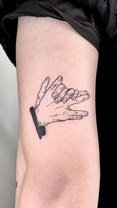 Jujutsu Kaisen, 주술회전 후시구로 메구미 (fushiguro megumi divine dogs hand sign tattoo design)✨ . . . . . . . . . #呪術廻戦 #jujutsukaisentattoo #주술회전타투 #finelinetattoo #koreatattoo #tattoo #linetattoo #lineworktattoo #linework #koreantattoo #minitattoo #smalltattoo #seoultattoo #friendshiptattoo #서울타투 #tattoodesign #한국타투 #animationtattoo #우정타투 #커플타투 #홍대타투 #animetattoo | 지브타투