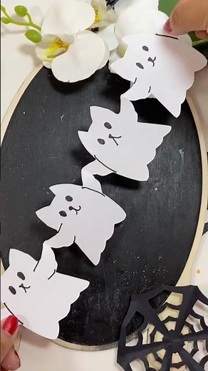 ✨ Crea una Guirnalda de FANTASMAS de Papel | Manualidades Divertidas para Niños 🎃 #Burrikiki