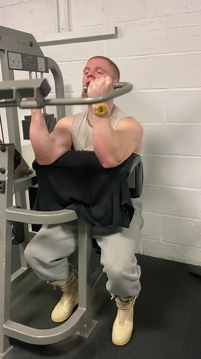 More biceps #bodybuilding #pose #flex #lifestylefitness #hammerstrength #equinoxgym #bicepsworkout #gymtok