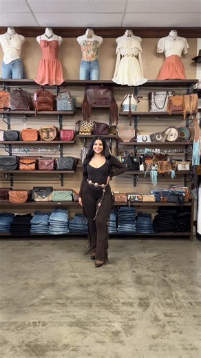 Ale_accessories👑🐴 | Shop our best selling “La Nena” long sleeve jumpsuit! 🤎🤎 Available in dark brown and navy blue! 😍😍 Paired with our “Alexa” chain belt and... | Instagram