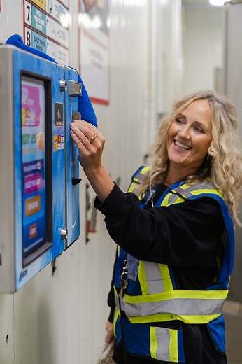 Ever pulled up to the wand wash and thought, “Okay… now what?” 😅 You’re not alone! Those payment kiosks can be confusing and intimidating the first time around. That’s why Marcy is here to walk you through it! From choosing your wash to tapping “Start,” she’ll show you how it works (and what to expect on your bank statement). We installed these auto-pay kiosks to make your life easier, not harder. So whether you’re tapping, plunking coins or using your Shine On card, you’ll be rolling in and ou