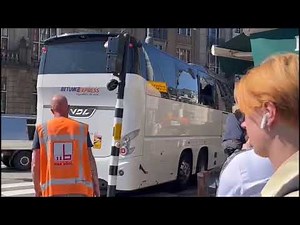 Buschauffeur neemt bocht niet ruim genoeg touringcar ramt verkeerslicht (Amsterdam)