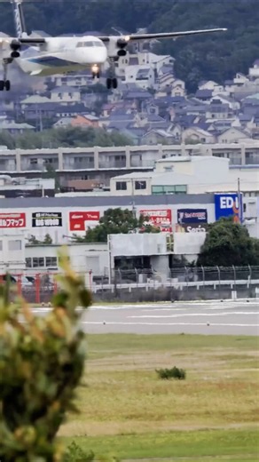 (ANA,DHC-8）強風の中、逆方向から侵入しランディング(伊丹空港・2026/5/23) #逆ラン #airport #飛行機