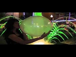 Balloon-Mistress-Elle-b2p-at-fountain.avi