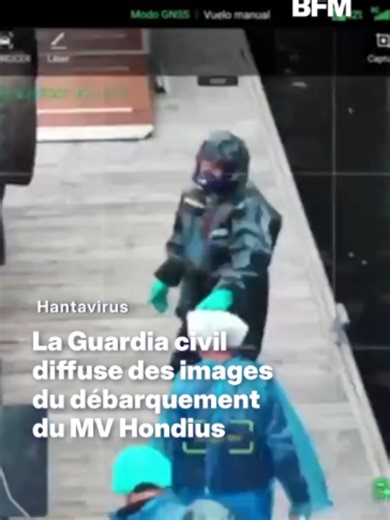 La Guardia civil a diffusé des images des premières personnes débarquant du MV Hondius, équipées de protections et de masques. Tous les passagers sont considérés comme des