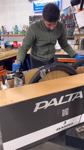 Le nouveau Basso Palta III est enfin arrivé ! Que vous visiez la performance pure ou l’ultra-distance, le Palta III répond présent avec un cadre allégé et des solutions de stockage intégrées Les nouveautés clés : - Passage de pneus jusqu’à 50mm - Nouvelle protection sous le boîtier de pédalier et patte de dérailleur universelle UDH - Collaboration exclusive avec Apidura pour un bikepacking optimisé sans risque pour votre peinture | Cyclexperts Brest