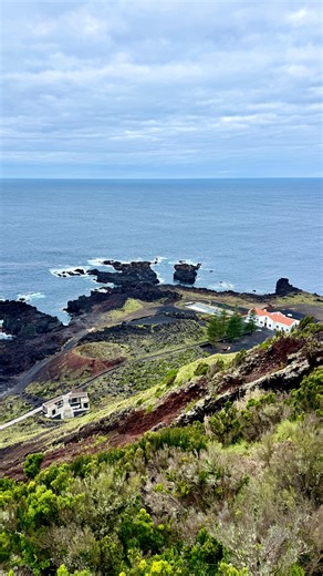 Boonie | 🌊🌡️🌋🛀 Ponta da Ferraria in São Miguel is a unique geological phenomenon where a volcanic thermal spring mixes with the Atlantic Ocean,... | Instagram