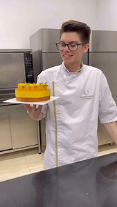The Royal Mango Cake — light as air, luxuriously smooth, and totally irresistible 🥭✨ This elegant treat features a silky mango mousse soufflé atop a delicate biscuit base, crowned with a shiny mango glaze and glistening pieces of fresh mango 🥰. And that’s just the beginning... Explore this beauty and eight more seasonal sensations in our “Four Seasons Mousse Cakes” e-book 🤩 — a handpicked collection of vibrant, texture-packed desserts that are as impressive as they are delicious. Here’s a gli