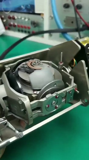 Great view of how an Attitude indicator functions! . . #Repost @mechrec ・・・ This is how the gimbal mechanics in a standby horizon works ✈️🌐 #aircraft #aviation #aviationgeek #aviationphotography #aviationlovers #boeing #boeingaircraftinstrument #boeing737 #mechrec #md80 #boeing767 #aviationphotography #gyro #gyroscope #mechanical #engineering | Combat Learjet