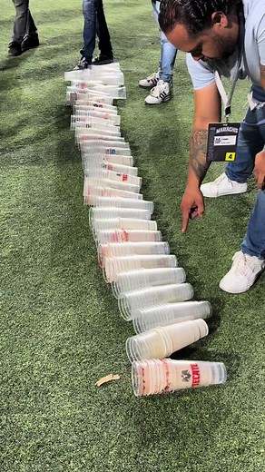 @mismariachisgdl repitió su ya famoso concurso de vasos de cerveza 🍻 El premio: 30 sixs de Tecate 😳 #Beisbol #LMBmx