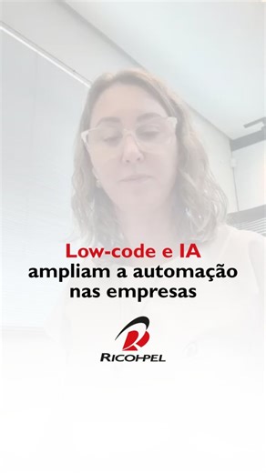 Uma pesquisa recente da Gartner indica que, em 2026, cerca de 65% dos aplicativos serão desenvolvidos utilizando plataformas low-code. Esse dado reforça uma mudança consistente na forma como as empresas estruturam suas soluções digitais e escalam seus processos. 🤖A combinação entre low-code e inteligência artificial vai além da aceleração no desenvolvimento. Ela permite que as áreas de negócio tenham mais autonomia para criar suas próprias automações, responder com agilidade às demandas do dia 