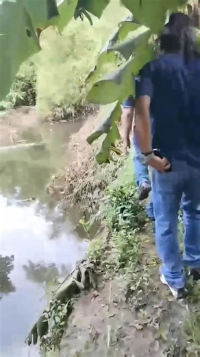 𝐋𝐎𝐎𝐊: 𝐌𝐚𝐲𝐨𝐫 𝐅𝐮𝐬𝐢𝐧 inspects the ongoing dredging works at Brgy. Cagbang, Oton portion of the Iloilo River. | Oton InfoCenter