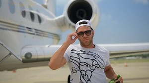 146K views · 1K reactions | SPOTTED: Alex Kompo touches down in Siesta Key in his PJ because why not? Meanwhile, on the other side of the Key, friends have gathered for a birthday celebration where romance is in the air. Will new relationships start while old ones come to an end? That's one secret we'll never tell — until tonight at 8/7c on MTV, that is. :wink: | Siesta Key | Facebook