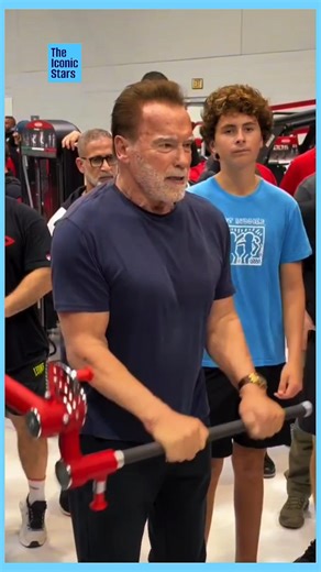 Arnold Schwarzenegger flexing at the Arnold Expo ⭐ #arnoldschwarzenegger #arnoldsports