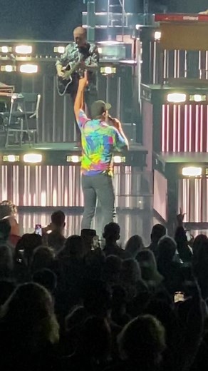 Luke Bryan Live Concert Performance of Knockin’ Boots