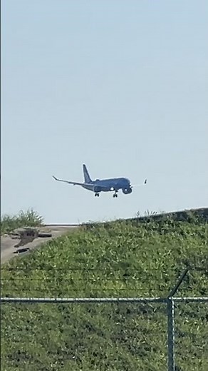 Breeze A220 landing in Orlando #breezeairways #a220 #orlando