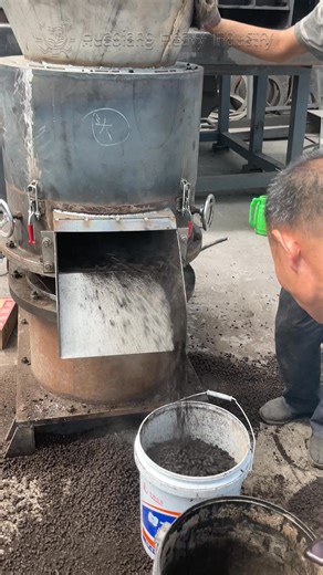 Animal manure pellet machine, chicken, cow, sheep and pig manure pellet machine. Feed pellet machine WhatsApp: 0086 18703630069 #fertilizer #organicfertilizer #fertilizermachine #pelletmachine #fertilizerpelletmachine #fertilizergranulator #ureagranulator #npkgranulator #fertilizermakingmachine #pelletmachineforsale #pelletmachinery #pelletmachineprice | Zhengzhou Huaqiang Heavy Industry Co.ltd