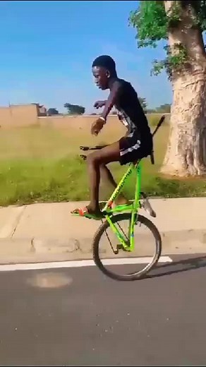 LAYE-STUNT 😎💫#vélo #cascade #bikelife #pourtoi #viral #visiblité #louga #foryou #senegal