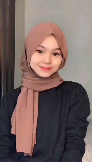 TUTORIAL MODEL HIJAB on Instagram: "Tips Jilbab Ikat buat Hangout Super Simpel dan Nggak Kusut ❤️ Follow @tutorialjilbabsegiempatterbaru for more tips & tutorial kekinian @tutorialjilbabsegiempatterbaru ✅ Gamis & Dress Murah @trivafashion ✅ Gratis / Subsidi Ongkir @trivafashion ✅ Banyak Promo & Diskon @trivafashion"