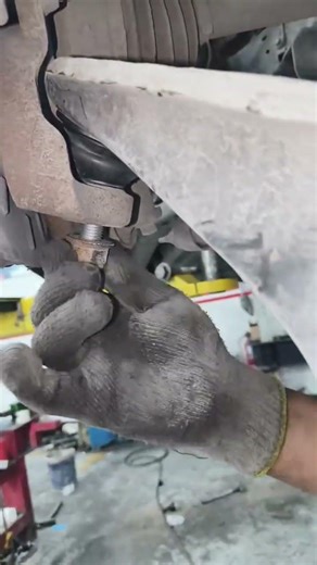 auto technician 🇺🇲 Nissan patrol arm replacement #auto #automobile #brakefluid
