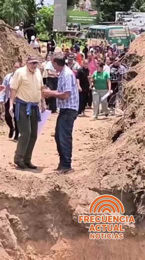 |COMUNIDAD| 🚨💥Tensión en Colpa Bélgica tras colapso de la rampa del puente: vecinos enfrentan a concejal de CREEMOS Desde el 18 de noviembre, un turbión que desbordó el río Piraí provocó el colapso parcial de la rampa de acceso al puente de Colpa Bélgica, dejando decenas de comunidades aisladas y afectando la circulación y la actividad económica local. La indignación estalló cuando habitantes reprocharon a autoridades y concejales —entre ellos Fernando Daza Cabrero (CREEMOS)— por los supuestos