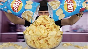 I took on the salt & vinegar chip challenge! 😱