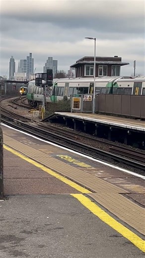 Southern Class 377 at Clapham Junction #trainspoting