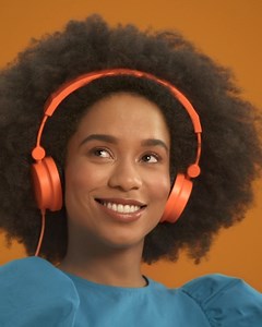 Was bringt dich beim Online-Shopping zum Lächeln? Bezahle mit Face ID in unserer App. | PostFinance