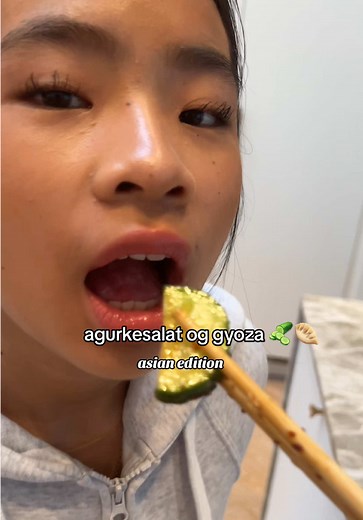 agurkesalat og gyoza 🥒🥟#momlife#frokost#agurkesalat