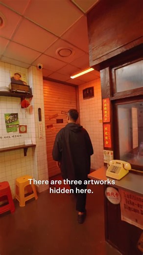 Tucked away on Dosan-daero in Gangnam, Red11 is a hidden speakeasy created by Hyundai Card (@hyundaicard / @hyundaicard_dive). Behind an unassuming entrance reminiscent of an old Hong Kong dim sum shop in New York’s Chinatown lies a French-Cuban–inspired brandy bar. The space designed by Maoom Studio(@designstudio_maoom) captures the traces of time through its details: a painting hidden inside a cabinet, lighting pieces shaped by reflection and shadow, and over seventy different chairs set again