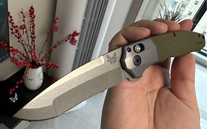 Benchmade蝴蝶496 轴锁搭配快开鳍的一把折刀
