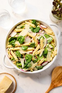 PRINT the recipe: https://www.wyseguide.com/spring-primavera-pasta-salad/ Spring Primavera Pasta Salad is loaded with fresh seasonal veggies and a light, creamy dressing. It’s the perfect easy dish for any spring gathering! INGREDIENTS - 12 oz penne pasta - 1 cup frozen peas, thawed - 1 bunch asparagus, cut into 1-inch pieces - 1 small red onion, thinly sliced - 1 cup sliced radish - 2 cups baby spinach leaves - 1/2 cup mayonnaise - 2 tbsp 2 tsp olive oil - 3 tbsp fresh lemon juice - 1 clove gar