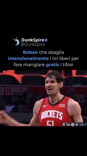 Dunkspire | Basket ITA & Highlights on Instagram: "Boban Marjanović ci ricorda che l’NBA non è solo competizione, ma anche cuore e umanità pura 🏀❤️ Due tiri liberi sulla linea, il silenzio nel palazzetto… e due errori che non sono affatto casuali 😅🎯 Houston è avanti 105-97, la partita è praticamente chiusa, ma Boban ha un’altra missione in testa 🤝🧠 Aveva promesso ai tifosi dei Clippers che avrebbe sbagliato entrambi i liberi così la squadra gli avrebbe regalato dei sandwich al pollo 🍗😋 E