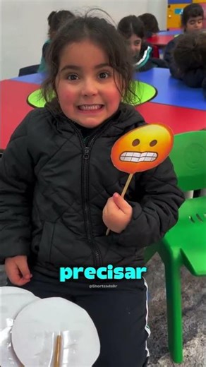 Professora prometeu passar quem fizesse a melhor careta 😳