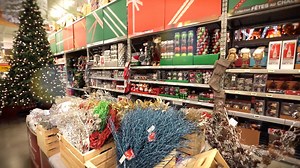 It’s the most wonderful time of the year – and it’s time to start decorating! Rona l’Entrepôt stores are brimming with festive inspiration to transform your home. Fall in love with one of our new Christmas collection! | RONA FR