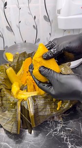 Le koki 😍😍🇨🇲🇨🇲🔥🔥 Ingrédients (4personnes) - 1 kg de koki, petits haricots blancs - 1 litre d’eau - 1 lite d’huile rouge - Sel - 1 piment - Feuille de bananier pour la cuisson. Préparation et cuisson (3 heures) Étape 1: Trempez vos grains de koki dans une grande quantité d’eau durant 6 heures environ Retirer les grains de l’eau, le soir avant de se coucher de préférence. Après ce temps, les nettoyer et enleveanr la peau. Etape 2: Apprêter vos feuilles de bananier comme comme ceux du Nnam 