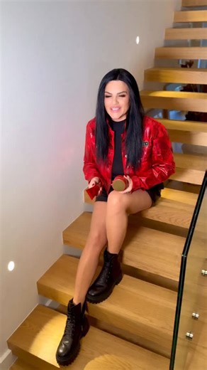 Dimitra Katsafadou on Instagram: "Αν δεν έχουμε κάνει σωστό καθαρισμό είναι σαν να έχουμε κάνει ντους με τα ρούχα!!! 💦💦💦💦💦 Μεγάλη προσοχή στο να καθαρίζουμε σωστά την επιδερμίδα μας, για να μην χαλάμε το Ph της και προκαλούμε δερματοπάθειες αφού καταστρέφουμε το υδρολιπιδικό φιλμ!!! Τα Σαπουνάκια μας, με αληθινό γάλα γαϊδούρας ή με ενεργό άνθρακα είναι το κάτι άλλο ειλικρινά!!! ΑΣΠΡΟ Ή ΜΑΥΡΟ αγαπάτε περισσότερο;;; ⚪️⚪️⚪️⚪️⚫️⚫️⚫️⚫️"